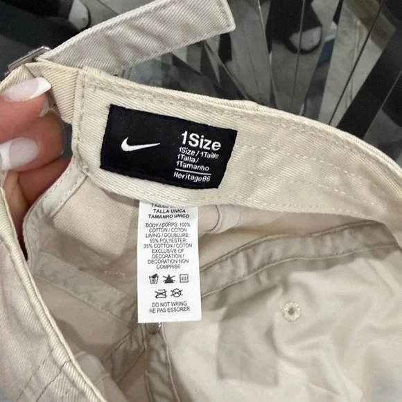 Nike Off-White Cap with Black Logo - Picture 4 of 6